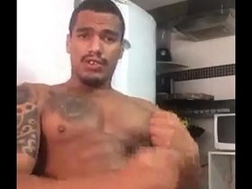 Marcelo pauzao jogando creme no corpo