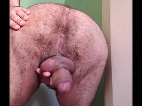Batendo uma e mostrando o cu de macho peluDO