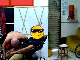 BARBEIRO MADURO DEPILANDO E CHUPANDO O PAU DO NOVINHO  CASADO