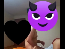 Ella le dijo al cornudo que se iba a comer con sus amigas y vean que bieeen come