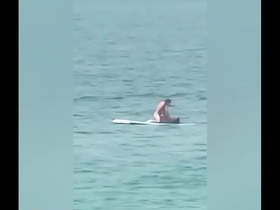 Surfista come mulher na prancha em alto mar