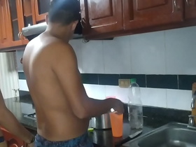 Le follo el culo con mi dedo a mi mejor amigo mientras estamos en la cocina